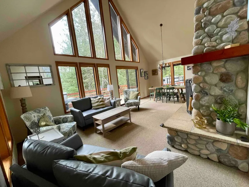 Luxurious Cabin Style Lake House walking distance to Lake Cushman - Image 1