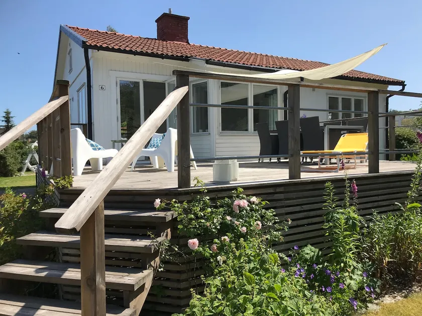 House with guesthouse near the beach in Hörvik - Image 1