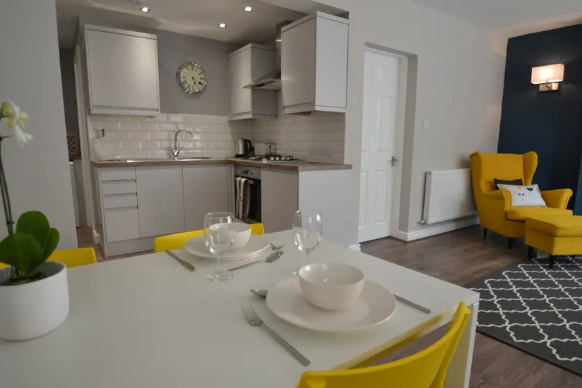 Charming 1 bed riverside apartment - Image 1