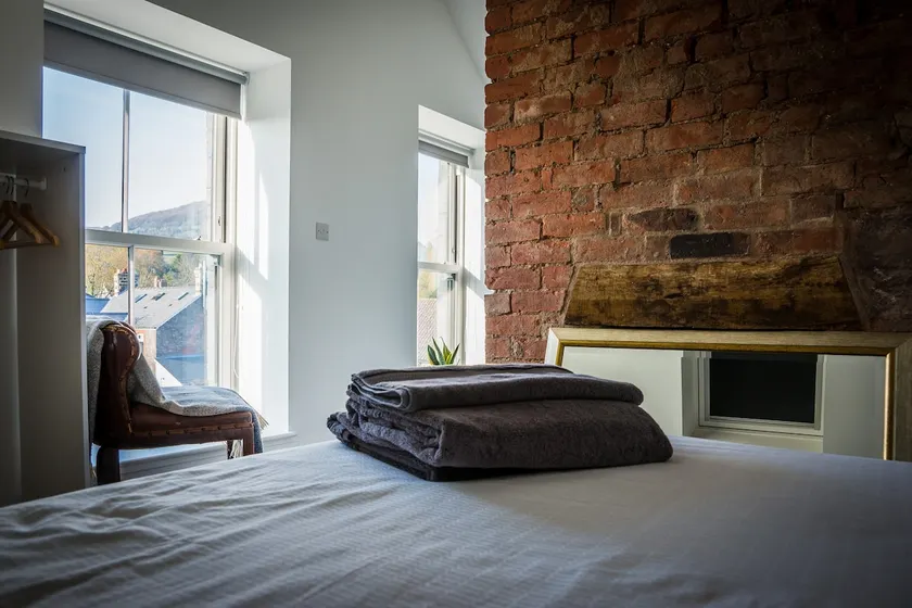 Stylish Space In Abergavenny with Mountain Views - Image 1