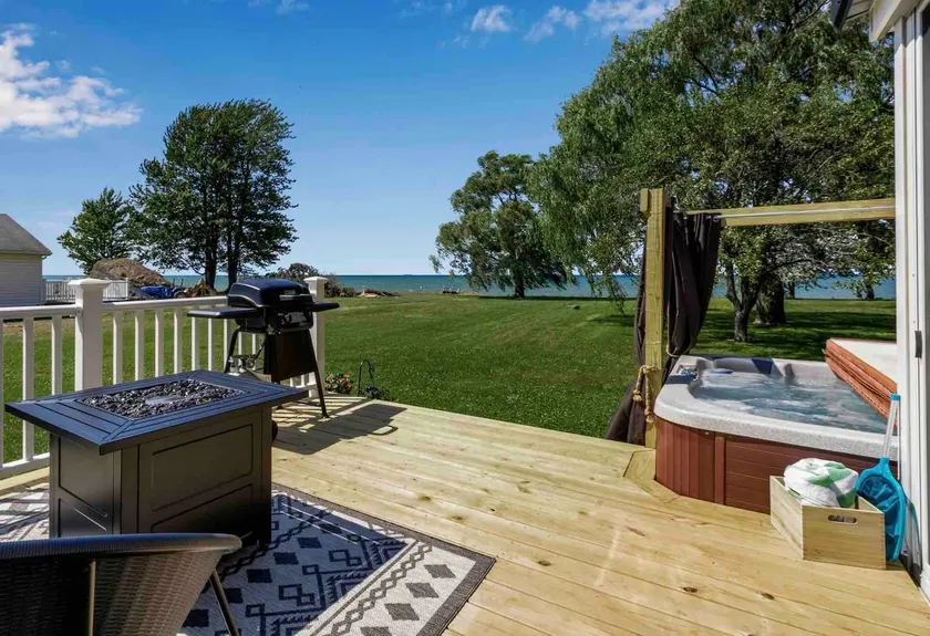 *HOT TUB | 25 mins to Niagara Falls | LAKE FRONT - Image 1
