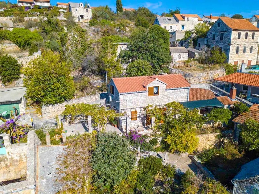 Traditional Dalmatian Home with BBQ & Garden - Image 1