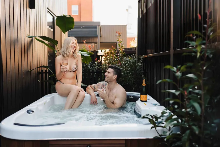 Jacuzzi | Beach, CBD Tram & Jetty Rd - 2 min walk - Image 1