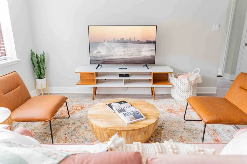 Modern Aesthetic 2BR in Evanston Near the Beach - Image 1