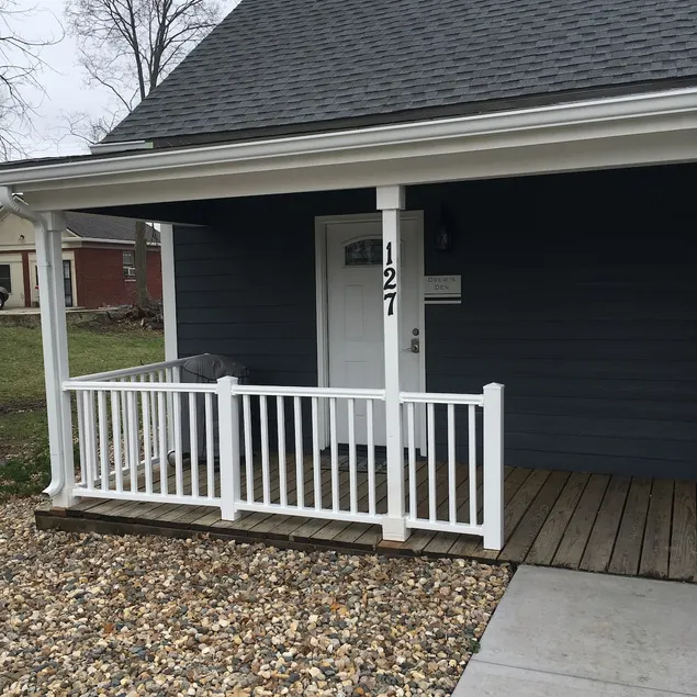 Drew's Den dans le centre-ville historique de Pleasant Hill, MO - Image 1