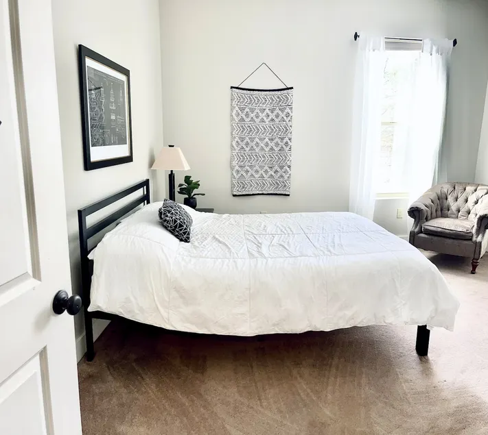 Cozy, Spacious & Close to Everything - Image 1