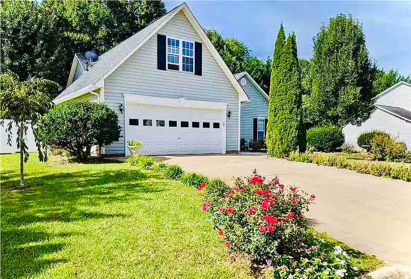 Mountain Retreat: Pool, Hot Tub & Spacious, Family-Friendly Comfort - Image 1