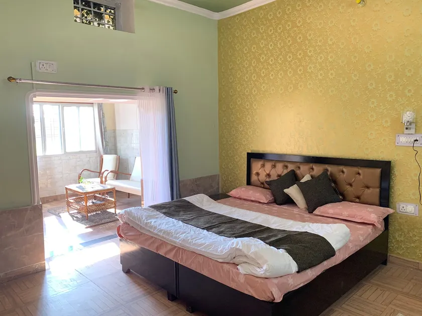 Casa Hill Queen - Image 1
