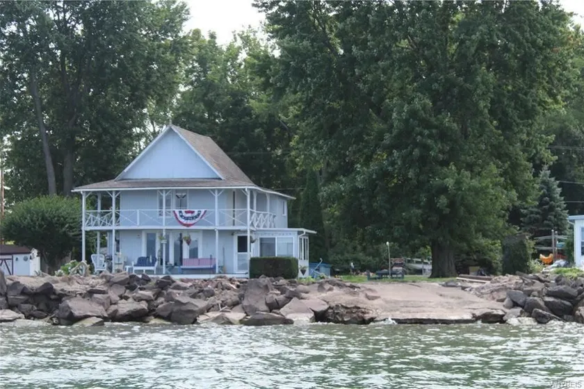 Charming cottage on Lake Ontario - Image 1