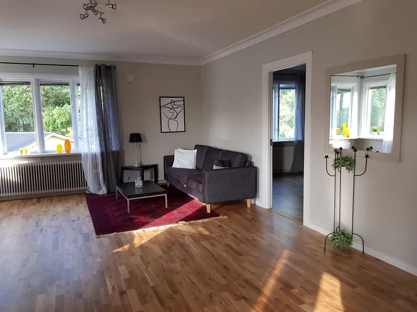 Lovely, spacious apartment with free parking - Image 1