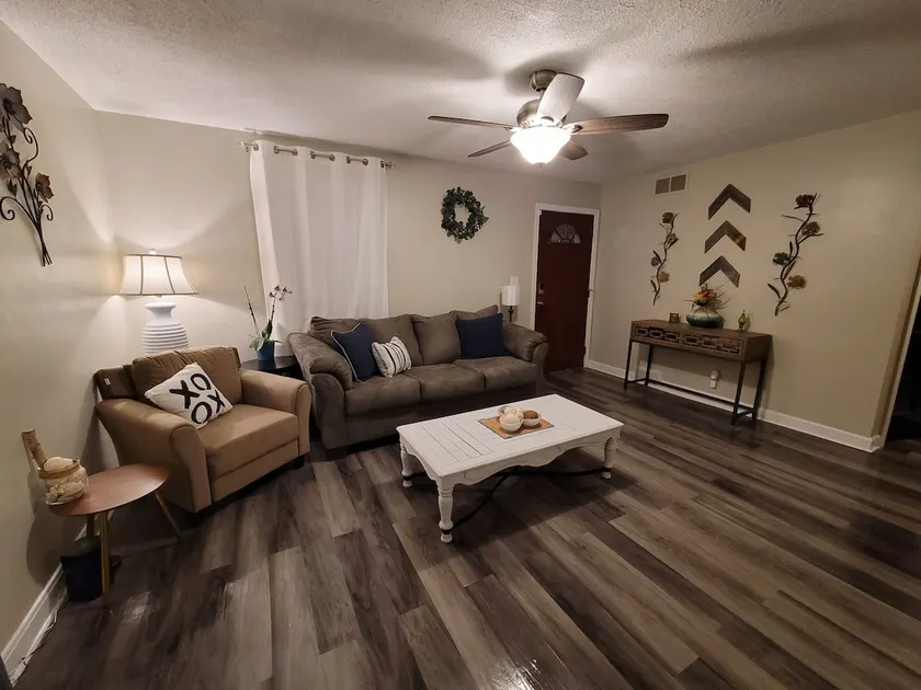 Charming 2 bd Pet Friendly Austintown Home - Image 1