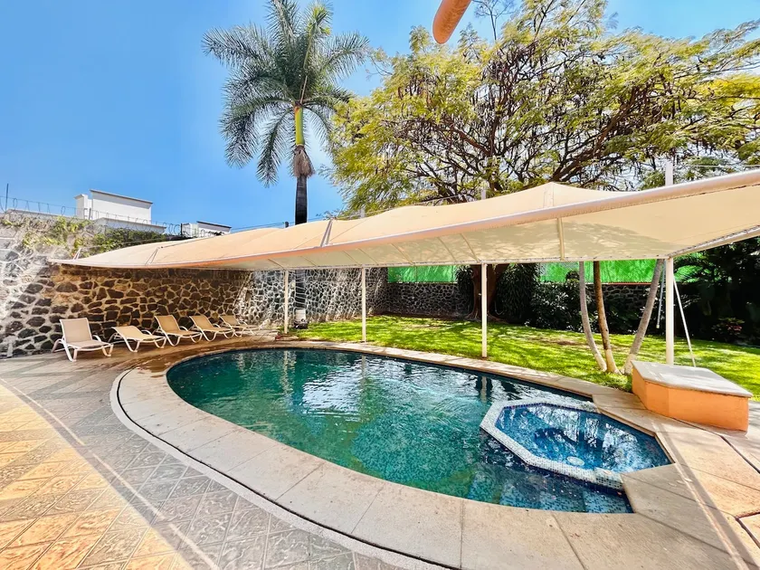 7 Bedrooms with Private Bathroom + Heated Pool - Image 1