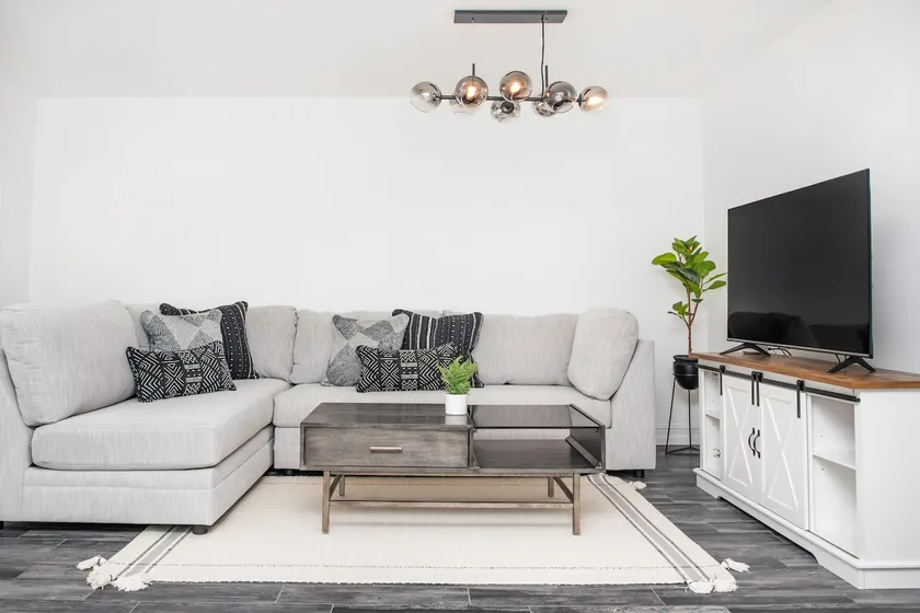 Location! Quality! Comfort! \" The downtown Gem \" - Image 1