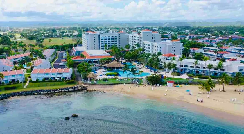 2 beds, a swimming pool, and a beach - Image 1