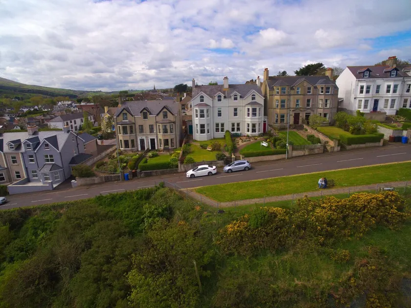 Lovely coastal 2 bedroom top floor apartment - Image 1