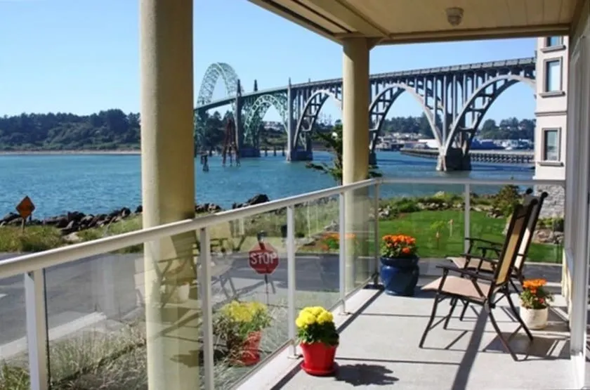 Spectacular Water-front House: Spacious and Fun! - Image 1
