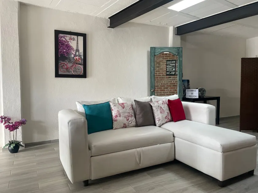 Well located and stylish. You'll love it. - Image 1