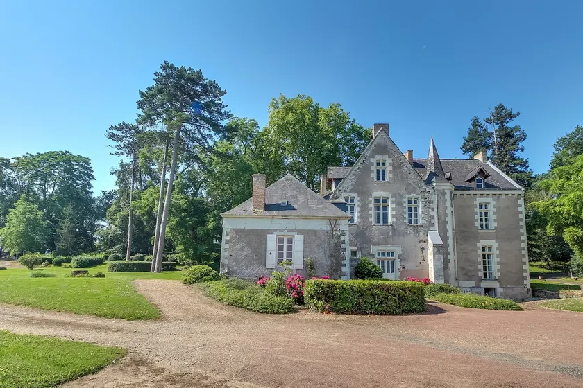 Charming cottage on the banks of the Mayenne River - Image 1