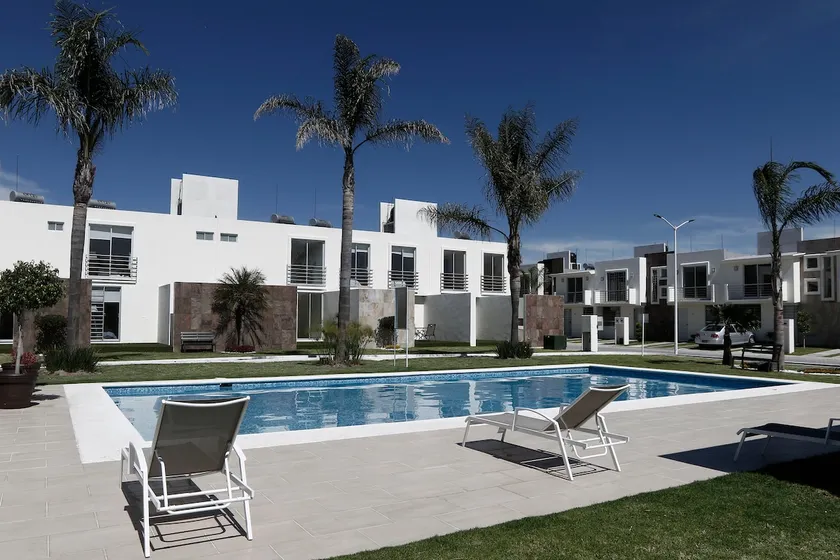 Modern Apt Near VW Finsa, Val'Quirico & Cholula - Image 1