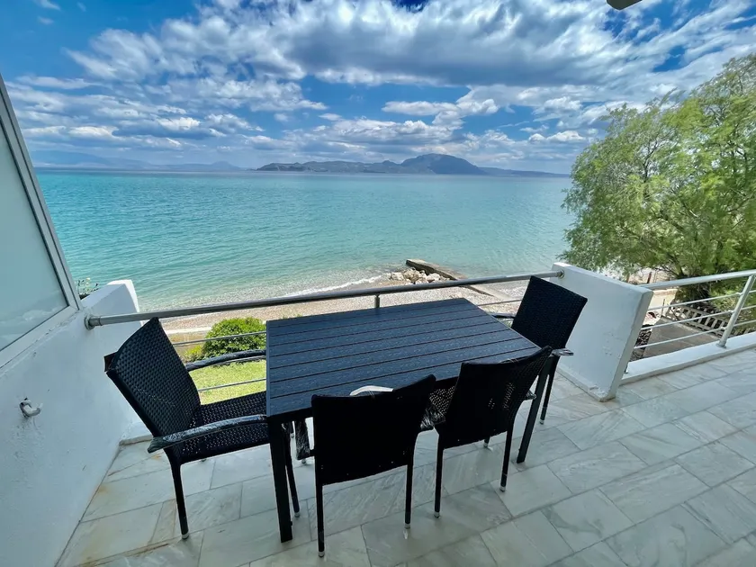 Stunning Beachfront Apartment Strátos - Image 1