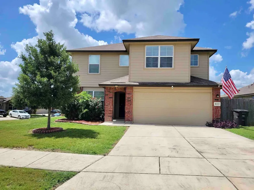San Antonio home near BMT, Riverwalk, Alamo, and Sea World - Image 1