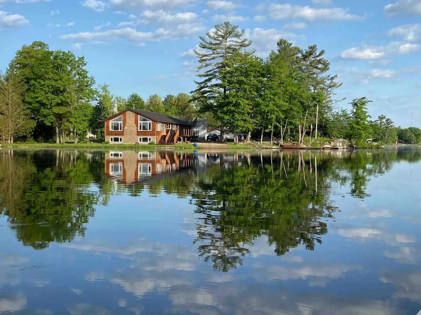 Muskoka Stunning Cottage On Little Lake - Image 1