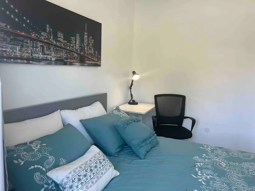 Bright Modern Private Apartment - Image 1