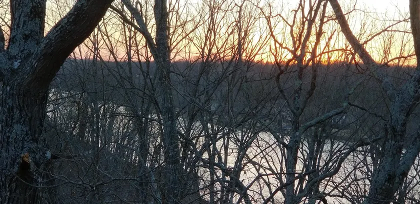 Cozy hideaway nestled among trees on lake Windsor - Image 1