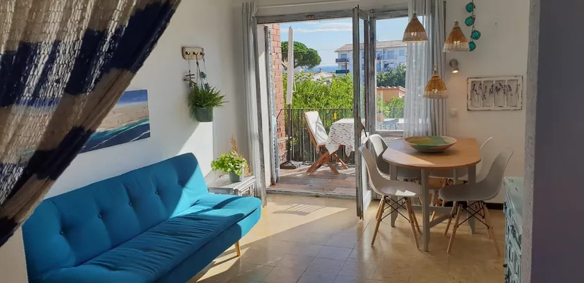 A nautical-style apartment near the beach - Image 1