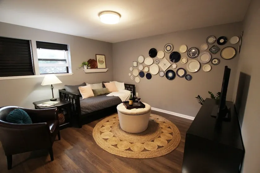 Sunny Jumbo Studio in the Heart of Oak Park - Image 1