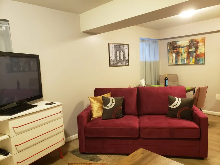 Comfy suite near parks and transit - Image 1