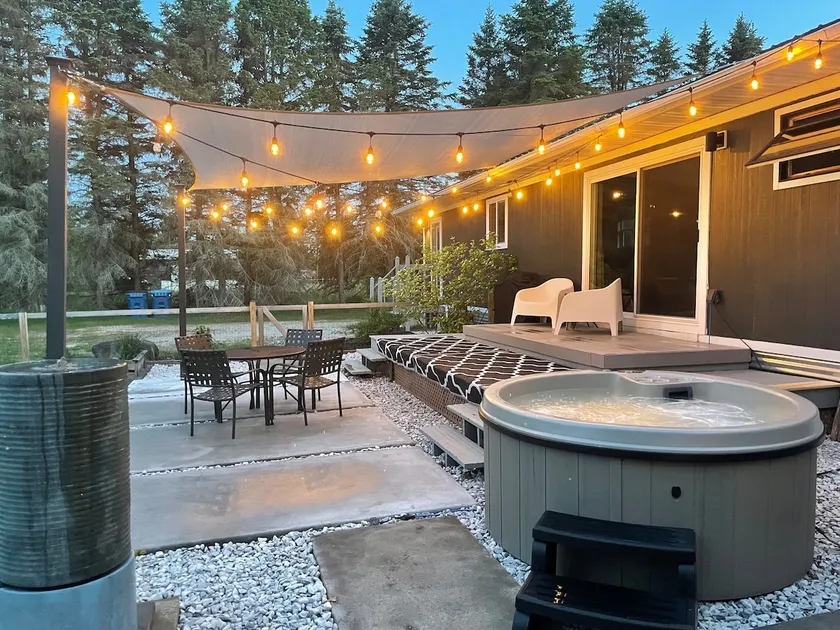 Mid Century Bungalow with a hot tub -15 miles to the heart of Traverse City - Image 1