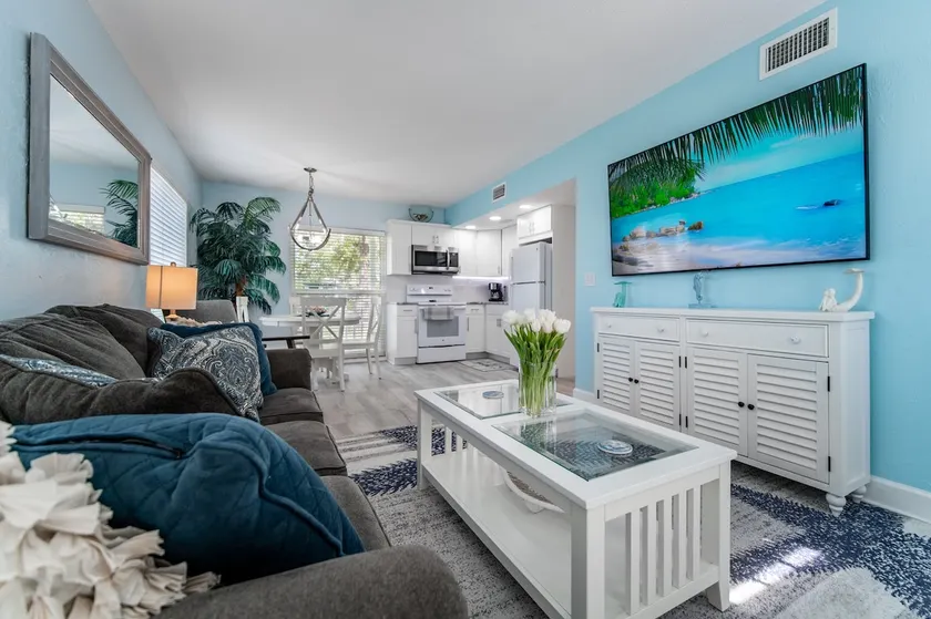 Siesta Shores: Shoreline Suite - King bed - Pool! - Image 1