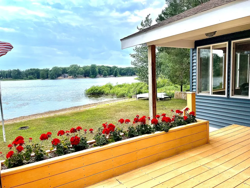 Cozy 2 bedroom cottage, lakefront private beach - Image 1