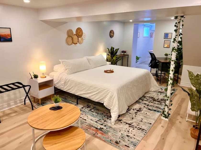 The Boho Oasis: Luxurious Studio Apartment, Quiet Court, Close to All Amenities! - Image 1