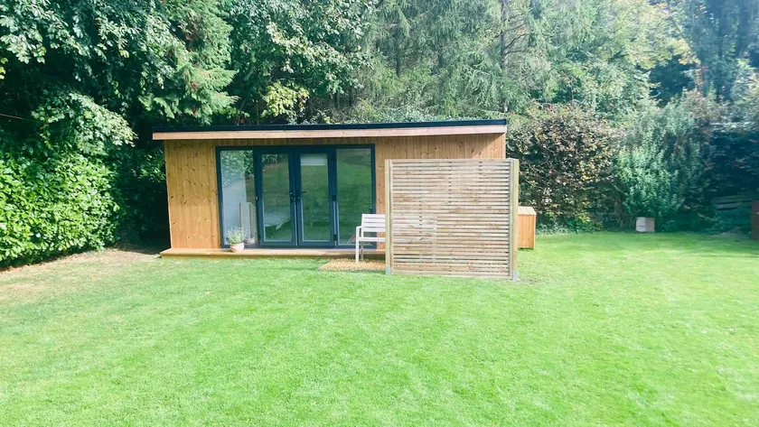 Contemporary 1 Bedroom garden studio - Image 1