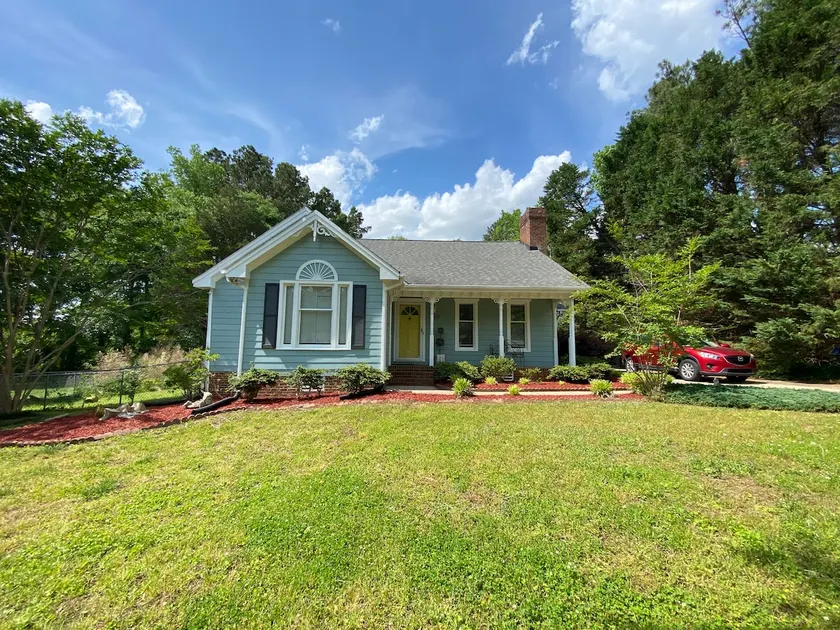 Beautiful recently updated 3bed and 2bath ranch - Image 1