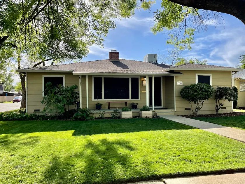 Exquisite home w/ pool, large vintage bar & garage - Image 1