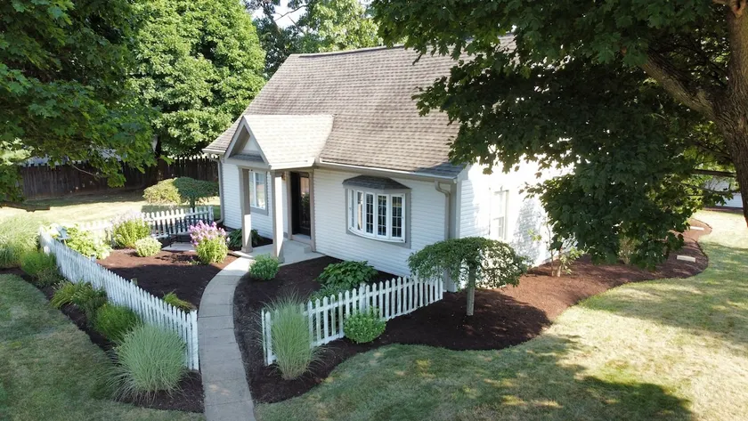 Beyond Cute Cottage - Image 1