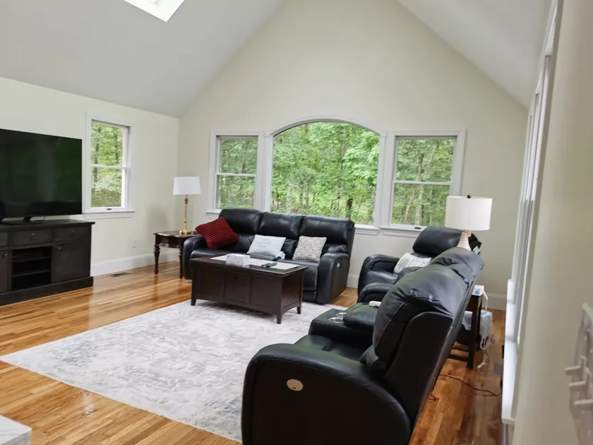 Beautiful home in Orleans. Park, Beach, Lake & Ocean.  Telsa charge - Image 1