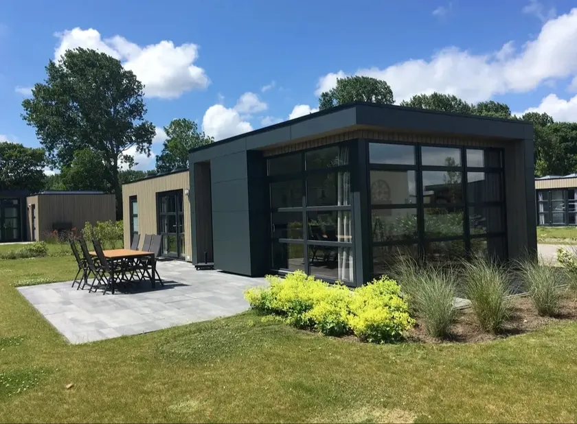 Chalet on IJsselmeer with swimming pool in Enkhuizen. - Image 1