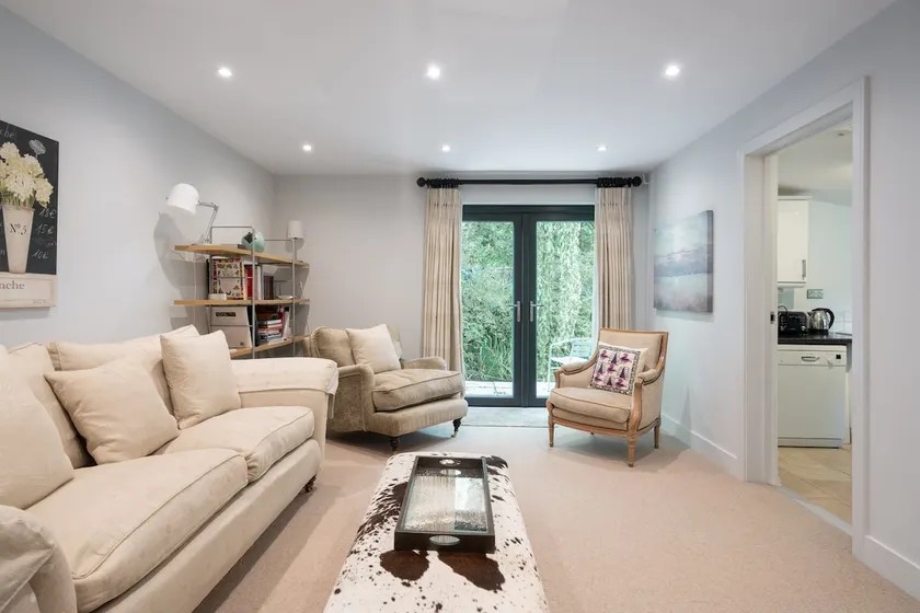 Self Contained Detached Property on the River Pang - Image 1