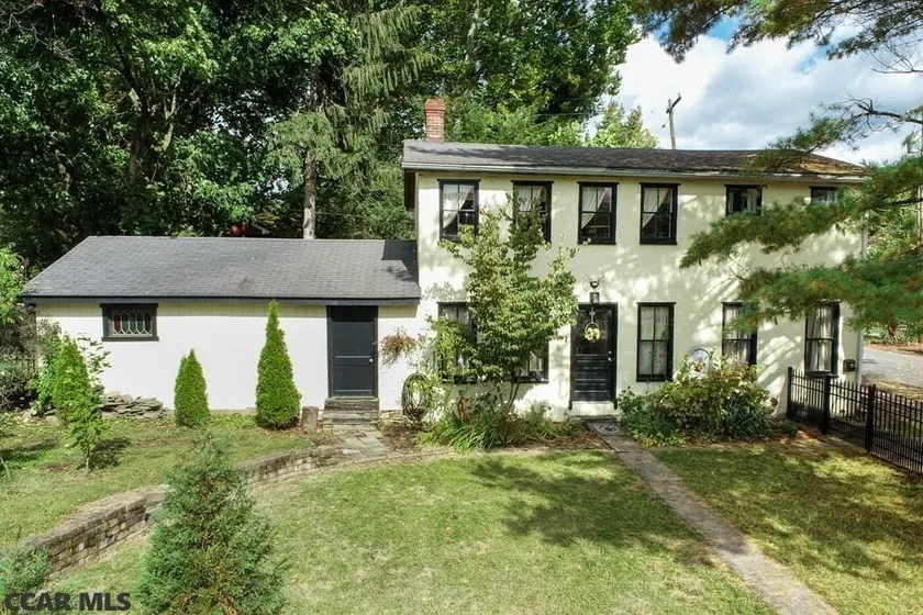 Carriage House Apartment in Historic Bellefonte - Image 1