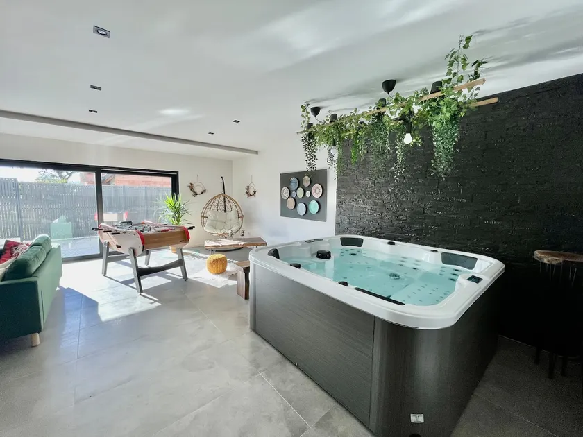Beautiful villa with hot tub. - Image 1