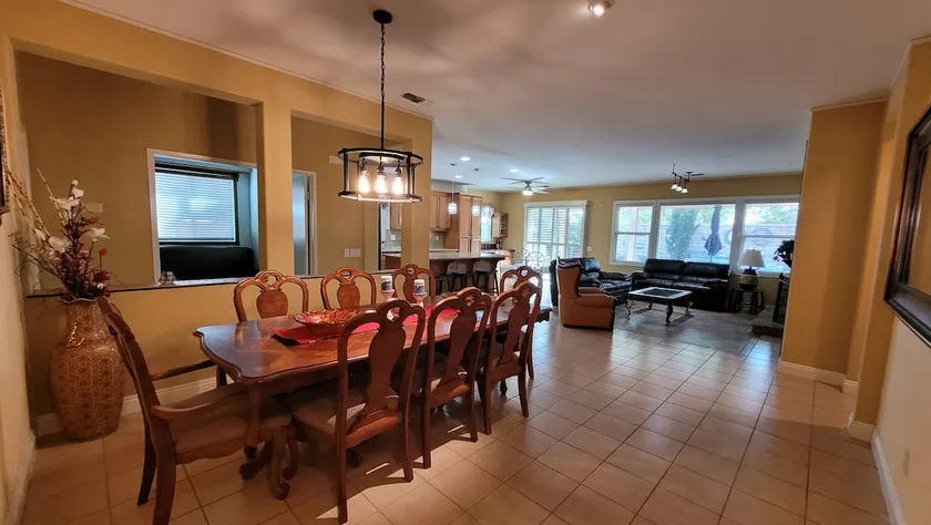 Country Club, Cozy Home with Community Pool - Image 1