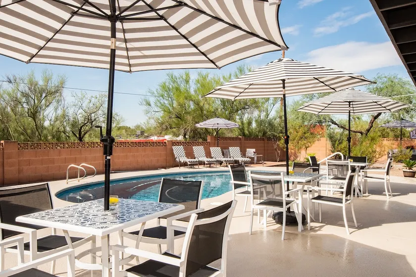 Private HOT TUB! Stylish home in Casas Adobes! - Image 1
