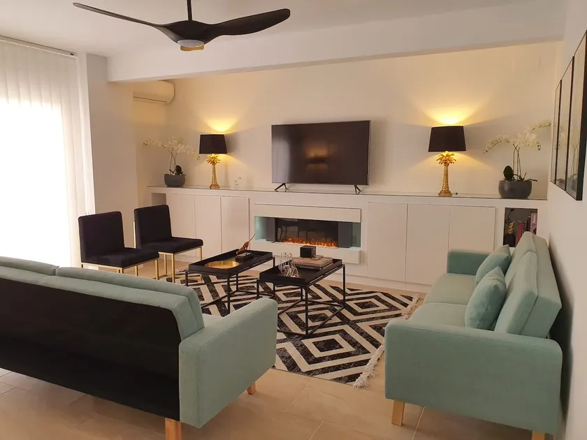 First line beach placed refurbished apartment - Image 1