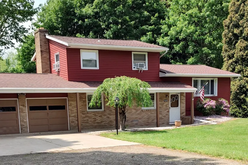 Charming 3 Bedroom Home with Spacious Deck & Boat Parking, near Elk Creek - Image 1