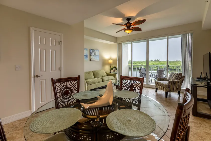2 minute walk to beach! Amazing views! Sleeps 6! - Image 1