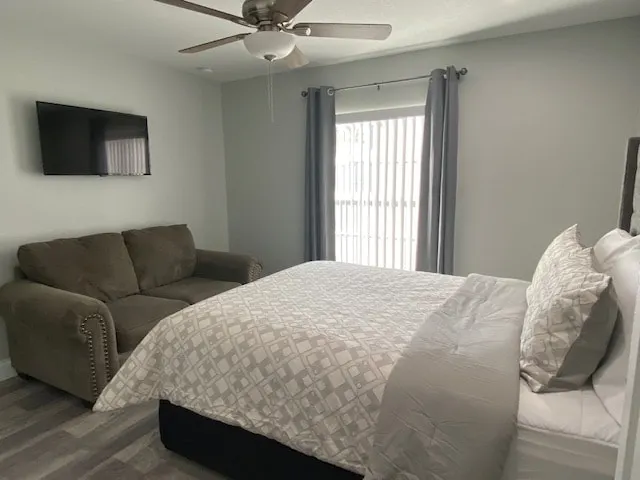 Homey Newly Built Apt w/ WiFi and Private Entrance - Image 1